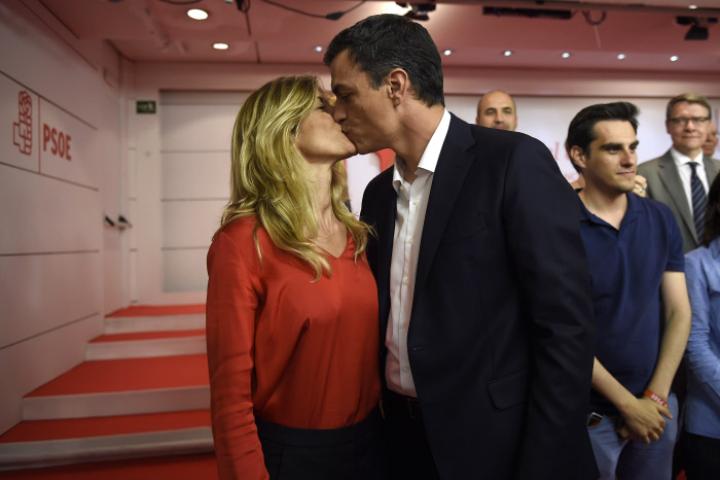 Pedro Sánchez y Begoña Gómez en la noche electoral de Partido Socialista durante las Elecciones Generales de 2016.