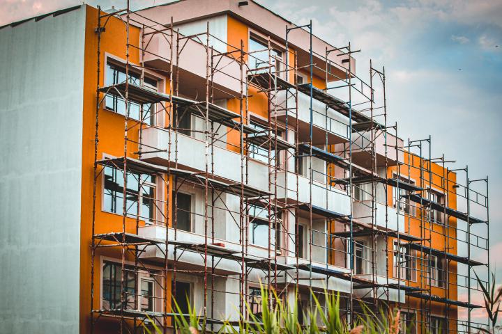 Renovación de la fachada de un edificio en España