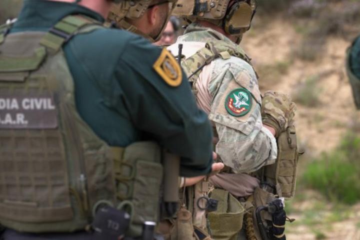 El Escuadrón de Zapadores Paracaidistas (EZAPAC) y el Grupo de Acción Rápida de la Guardia Civil(GAR) .