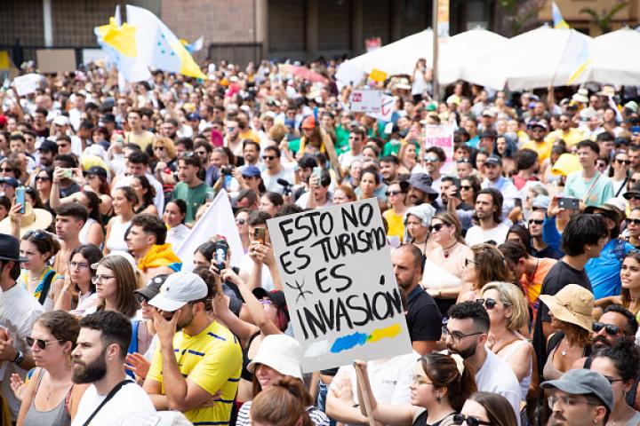 Manifestación multitudinaria en Canarias reclamando salarios dignos y mejor acceso a la vivienda y criticando el modelo turístico de masas actual.