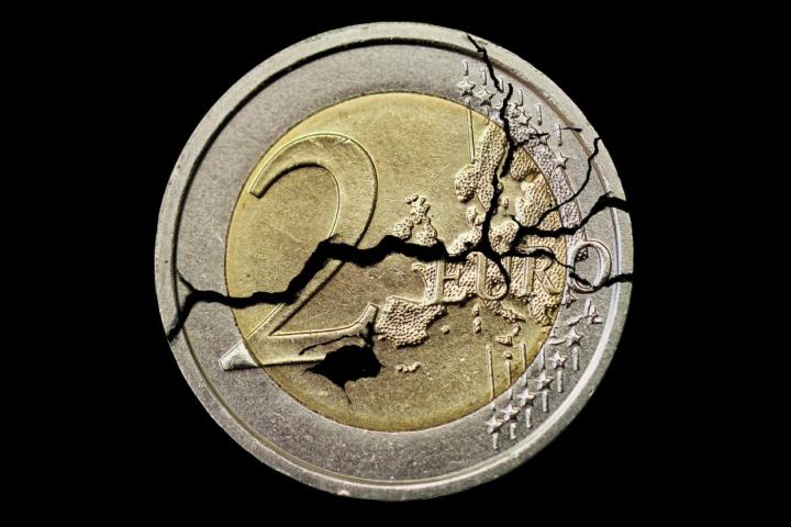 Moneda de dos euros desquebrajada