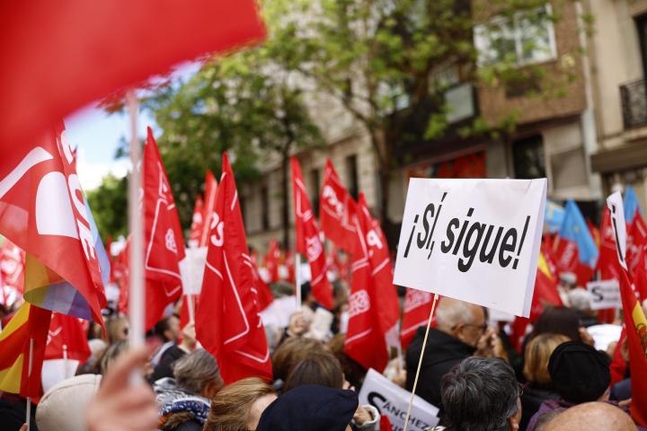 Militantes de las agrupaciones socialistas en las inmediaciones de la sede del PSOE.
