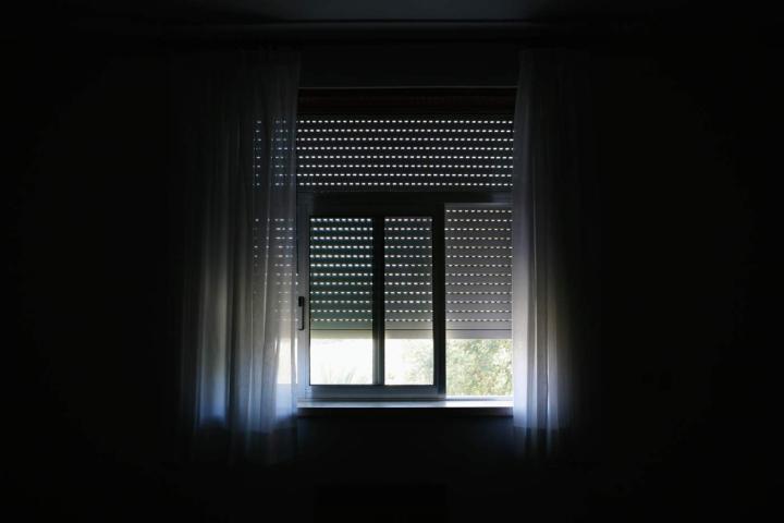 Ventana por la que entra poca luz