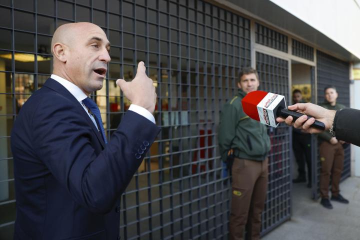 El expresidente de la Real Federación Española de Fútbol (RFEF) Luis Rubiales (i) habla con los medios a su llegada al juzgado de instrucción número 4 de Majadahonda (Madrid) para declarar este lunes ante la jueza que le investiga por el contrato que llevó la Supercopa a Arabia Saudí y por otros del ente federativo cuando él lo presidía, entre 2018 y 2023.