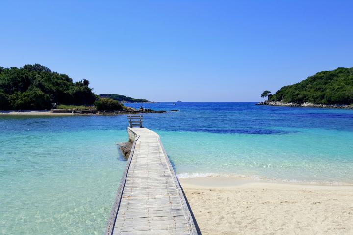 Ksamil es una de las playas más populares de Albania.