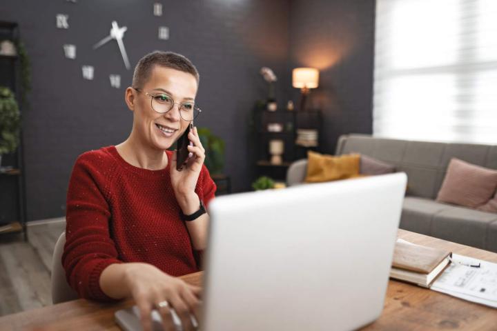 Mujer haciendo la declaración de la Renta por teléfono