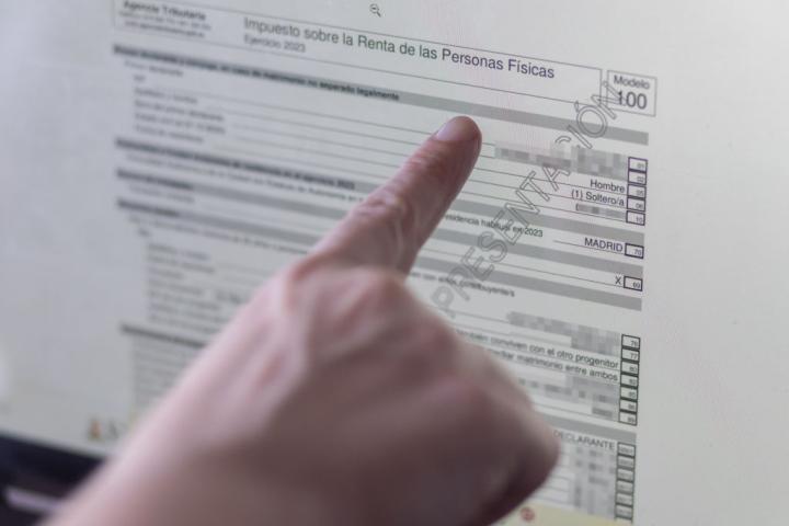 Una persona, haciendo la Declaración de la Renta