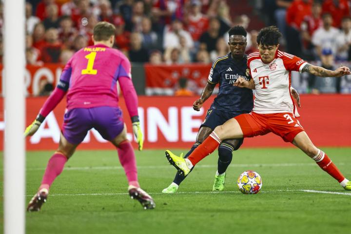 El madridista Vinicius, autor de dos goles, en una disputa con el jugador del Bayern de Múnich Kim Min-jae