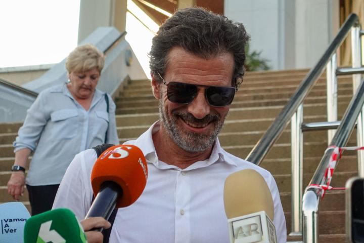 Rodolfo Sancho, sonriente, sale del Tribunal tras concluir la primera jornada de declaración de su hijo Daniel Sancho.