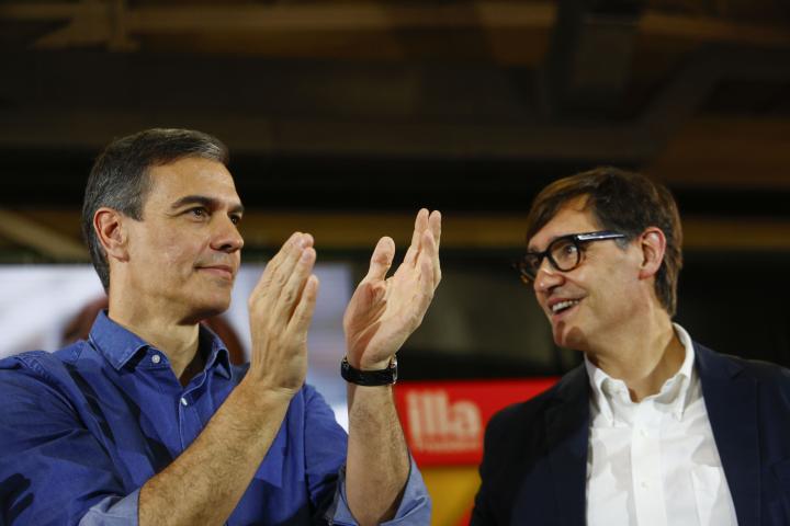 El presidente del Gobierno, Pedro Sánchez, y el candidato del Partido Socialista Catalán, Salvador Illa.
