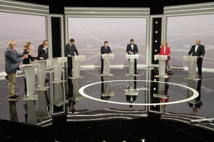 Los candidatos electorales se preparan instantes antes del inicio del debate electoral organizado por RTVE Cataluña.