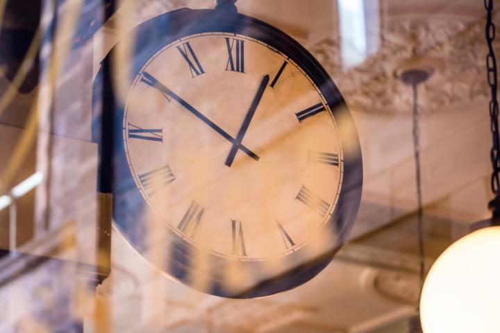 Un reloj con números romanos