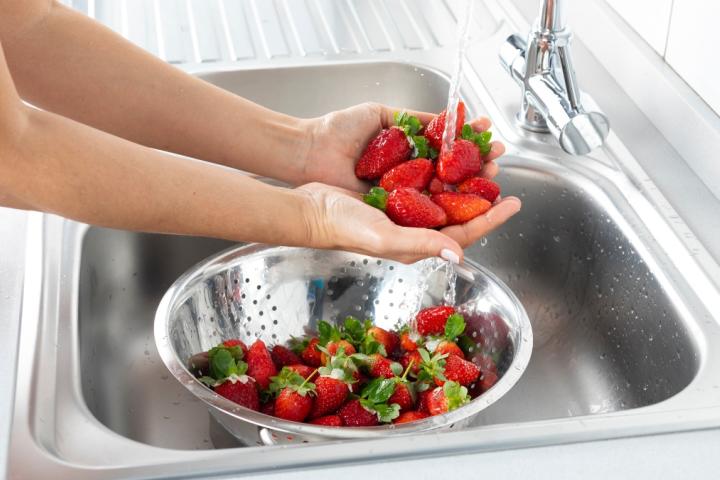 Fresas siendo lavadas