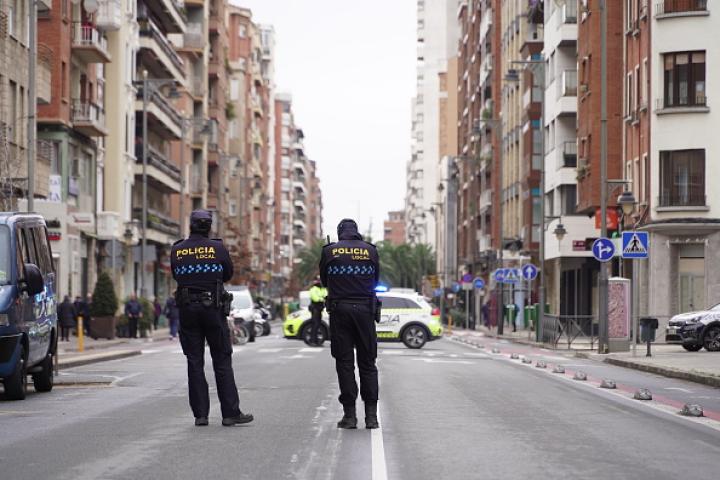 Imagen de archivo de dos agentes de la Policía Local de Logroño.