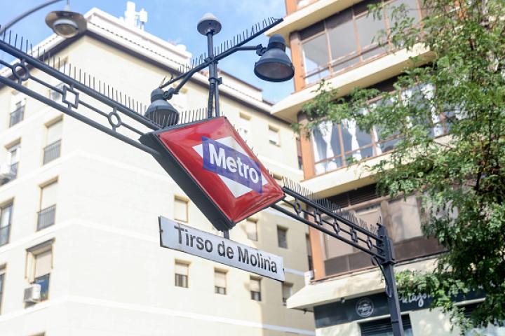 Imagen de archivo del letrero de la parada de Metro de Tirso de Molina (Madrid).