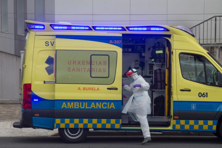 Un técnico sanitario desciende de una ambulancia en Galicia.