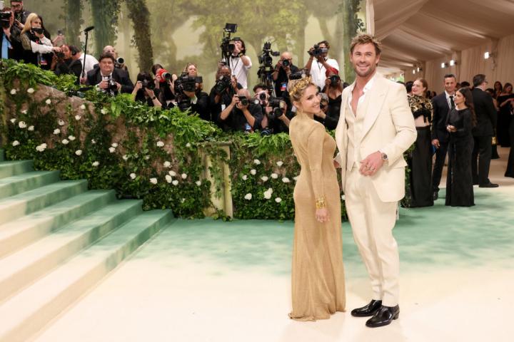 Elsa Pataky y Chris Hemsworth llegan a la Met Gala 2024 en Nueva York.