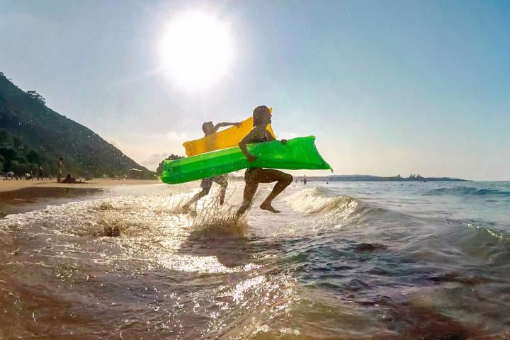 Familia disfrutando de la playa