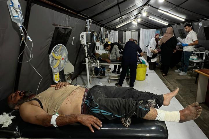Heridos en Rafah reciben atención médica en un hospital de campaña instalado en el punto fronterizo.