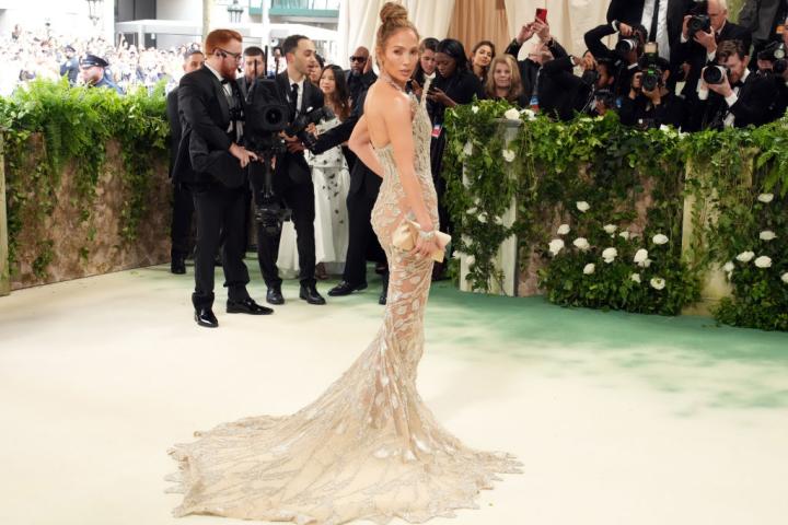 Jennifer López a su llegada a la Met Gala 2024.