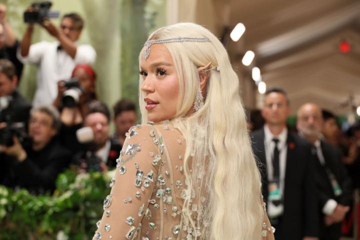 Karol G, con orejas de elfo, en la alfombra roja de la Met Gala 2024.