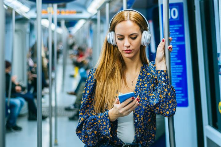Mujer en el Metro de Madrid