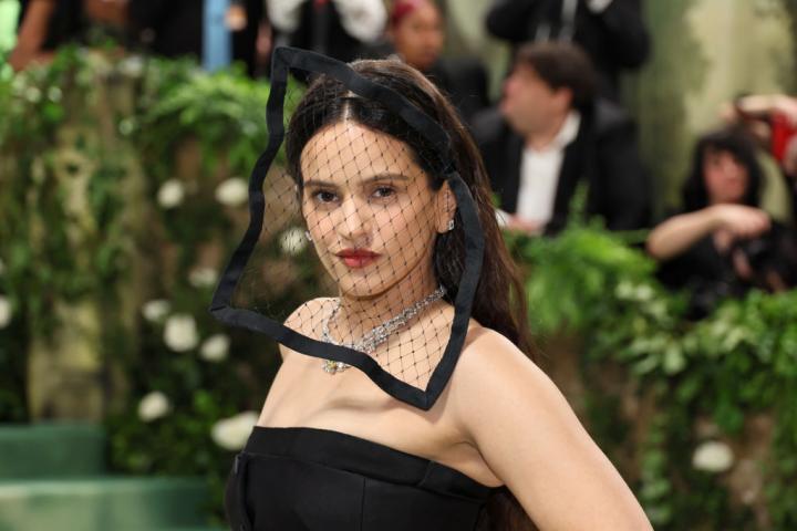 Rosalía, en la alfombra verde de la Met Gala 2024 en el Museo Metropolitano de Nueva York.