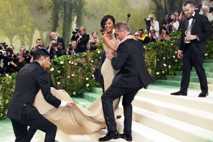 Tyla, siendo subida en la escalinata de la Gala Met.