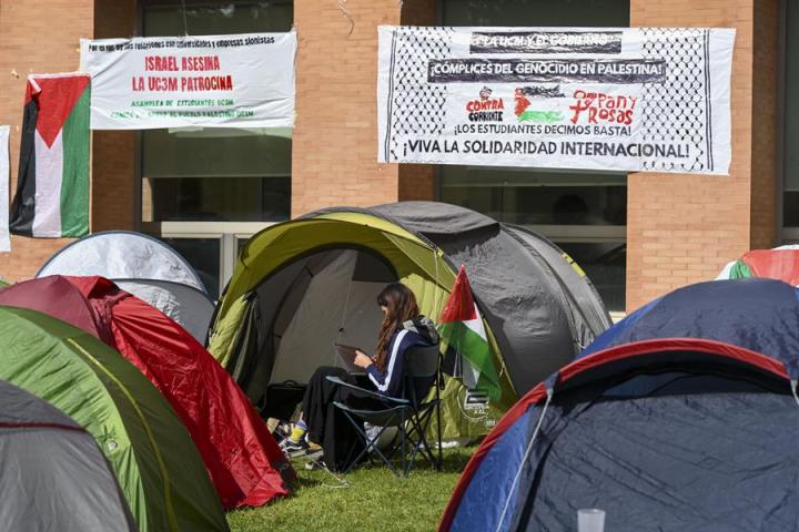 Detalle de la acampada de estudiantes en la UCM por Gaza