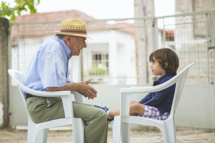 Imagen de archivo de un abuelo y su nieto.