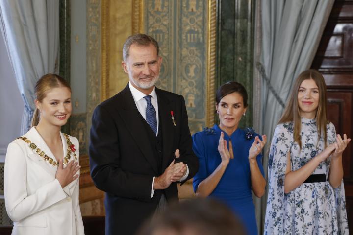 Los reyes Felipe y Letizia con sus hijas el día de la jura de la Constitución de Leonor.
