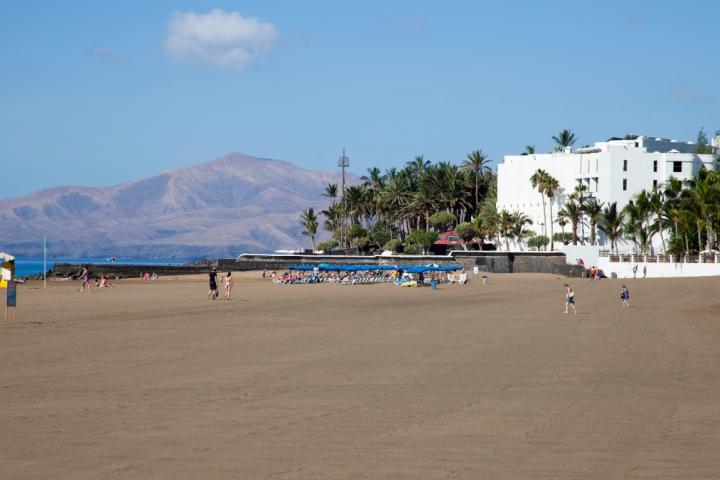 Playa Grande de Puerto del Carmen, en Lanzarote.