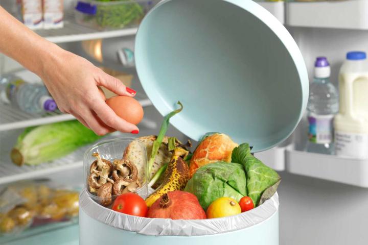 Tirando alimentos a la basura