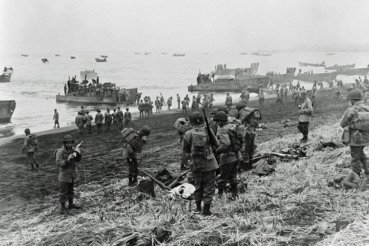 desembarco de tropas de los ejércitos de EEUU y Canadá en Massacre Bay, durante la campaña del Pacífico de la II Guerra Mundial, en mayo de 1943.