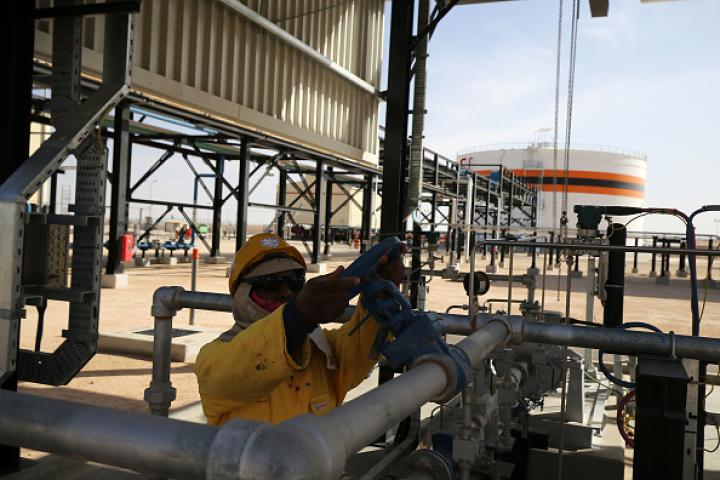 Un operario maneja un sistema en la central de gas HGA Sud - Hassi, en Ouargla (Argelia).