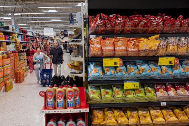 Clientes de un supermercado de Alicante.