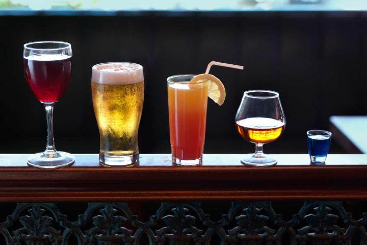 Diferentes bebidas ordenadas en una barra de bar