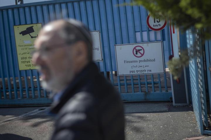 Imagen de archivo de una protesta de israelíes extremistas frente a la entrada de la sede de la UNRWA en Jerusalén Este
