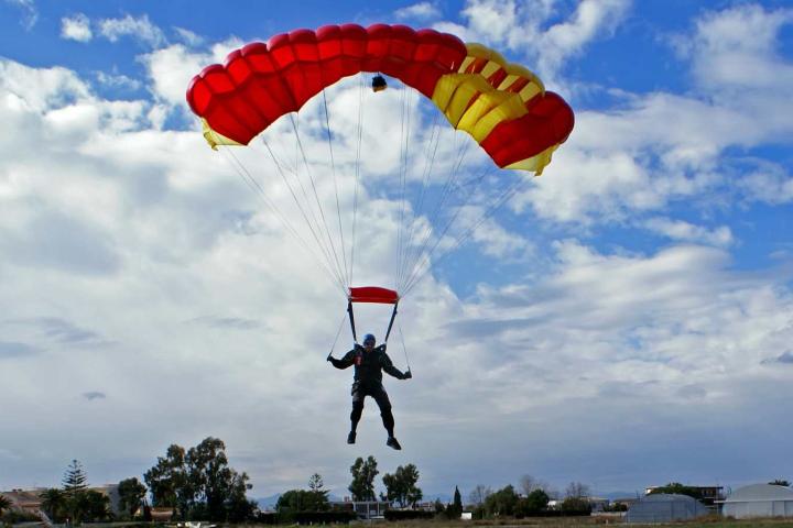 Paracaidista con la bandera de España