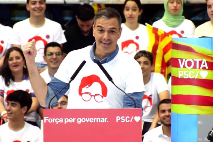 Pedro Sánchez con la camiseta de Illa