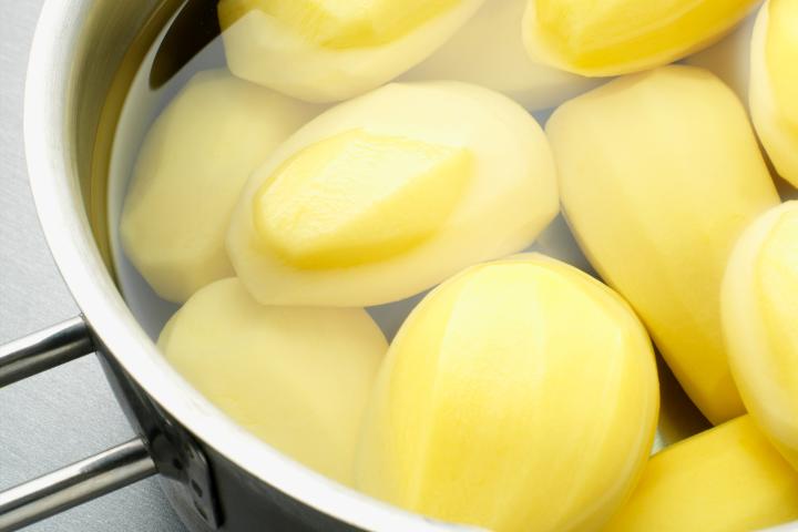 Una olla con patatas.