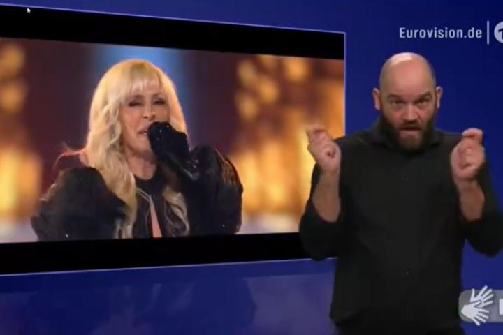 El intérprete de lengua de signos de la televisión alemana en Eurovisión.