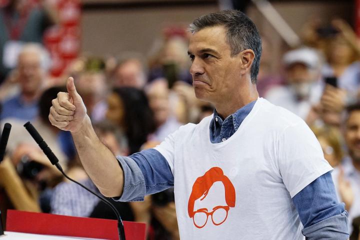Pedro Sánchez, este viernes, con el logo usado por el PSC con la silueta de Salvador Illa.