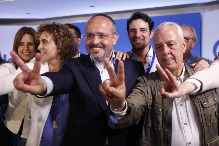 El candidato del PP a la presidencia de la Generalitat, Alejandro Fernández (c), entre otros asistentes, durante la valoración de los resultados electorales catalanes hoy domingo en Barcelona.