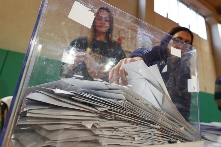 Los miembros de una mesa electoral proceden a la apertura de las urnas para el recuento de votos, tras el cierre de los colegios electorales este domingo 12 mayo en Barcelona.