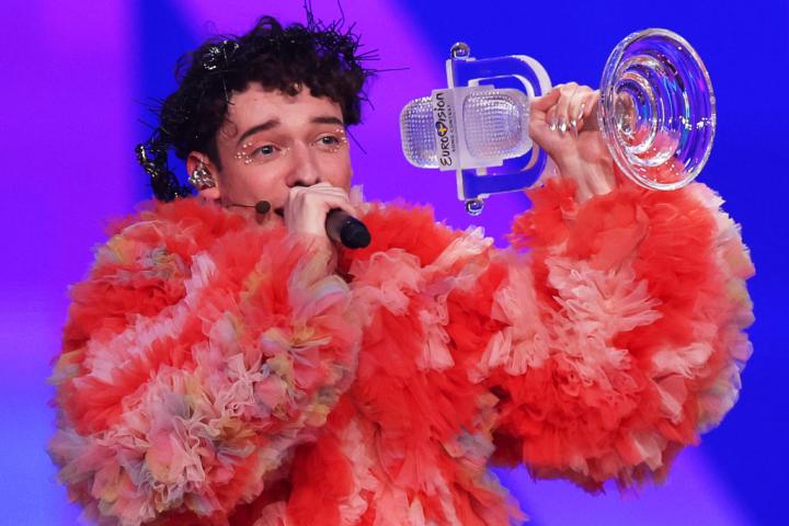 Nemo, con el trofeo de ganador de Eurovisión 2024.