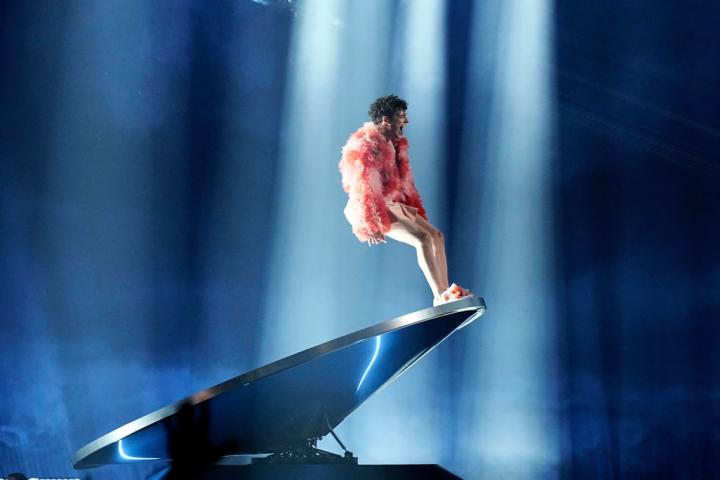 Nemo, representante de Suiza en Eurovisión 2024, durante su actuación.