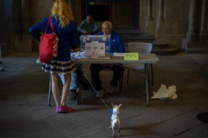 Una mujer ejerce su derecho a voto en las elecciones catalanas del 12M.