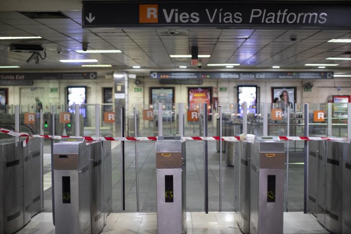 Vista de los usuarios en la estación de cercanías de Renfe de Plaça Catalunya, este domingo en que ha habido se ha suspendido el servicio debido a las incidencias ocurridas en Rodalies a raíz de un nuevo robo de cobre.