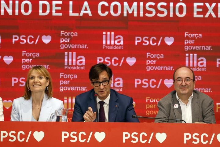 El candidato a la Generalitat por el PSC, Salvador Illa (c), el presidente del PSC, Miquel Iceta (d), y la vicesecretaria primera, Lüisa Moret (i), durante la reunión de la comisión ejecutiva del PSC, este lunes.